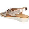 Sandalias para mujer en piel con cuña y plantilla de gel con tiras cruzadas metalizadas color platino