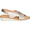 Sandalias para mujer en piel con cuña y plantilla de gel con tiras cruzadas metalizadas color platino