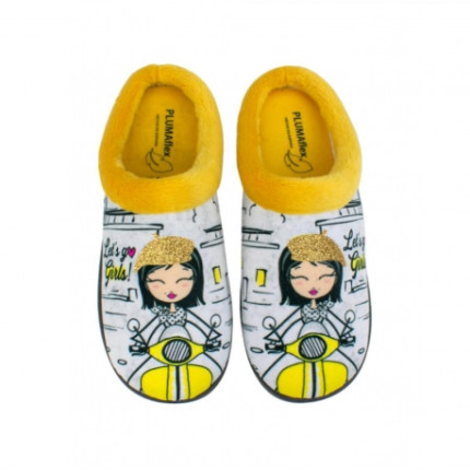 Zapatillas de estar en casa marca Plumaflex con pantilla de gel y dibujo de una chica en una moto en tonos amarillos