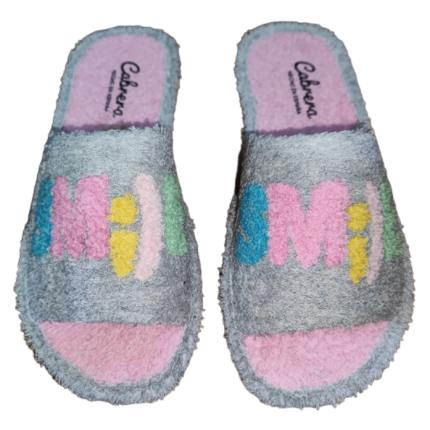 Zapatillas casa de verano con la puntera abierta fabricadas en toalla con la palabra SMILE