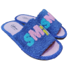 Zapatillas casa de verano con la puntera abierta fabricadas en toalla azul con la palabra SMILE