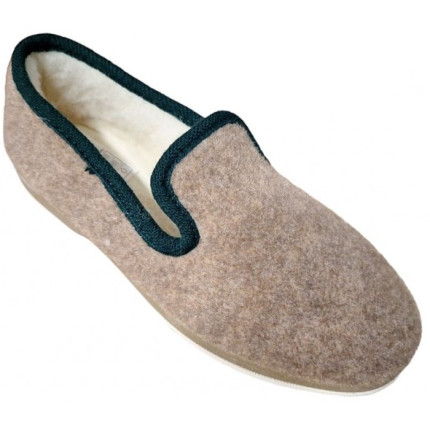 Zapatillas de casa cerradas de corte clásico en paño beige combinado con ribete verde