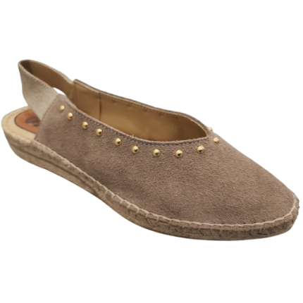 Sandalias de yute con cuña baja en tachas sobre serraje color arena con puntera cerrada