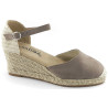AMARPIES 26484 taupe - Sandalias con cuña mediana de 5 cuerdas en antelina con pulsera al tobillo