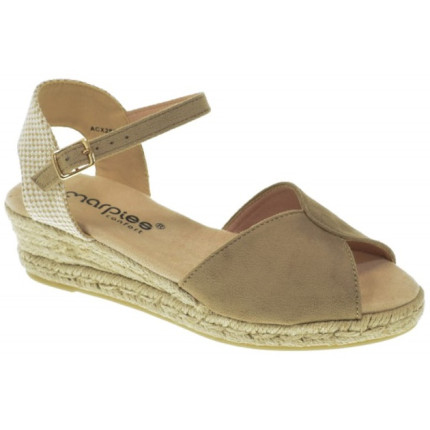 AMARPIES 28503 TAUPE en puntera abierta - Sandalias con cuña baja de 3 cuerdas en antelina con pulsera al tobillo