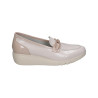 TREINTAS 4316 charol beige - Zapatos tipo mocasín en piel con cuña y adorno metálico