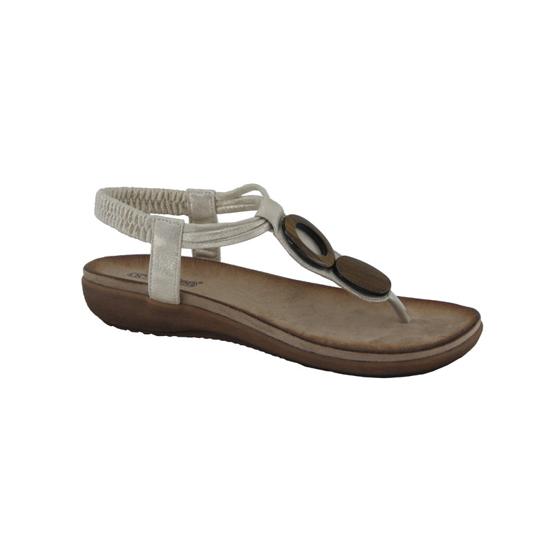 AMARPIES 17063 platino. Sandalia de dedo plana con adorno de madera en el empeine en color beige platino