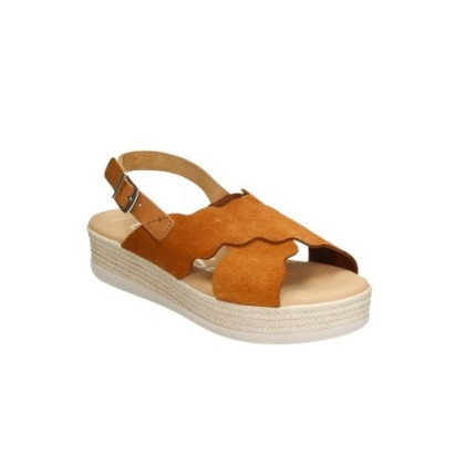 Sandalias con una pequeña plataforma en piel vuelta de tiras cruzadas, ligeras color marrón