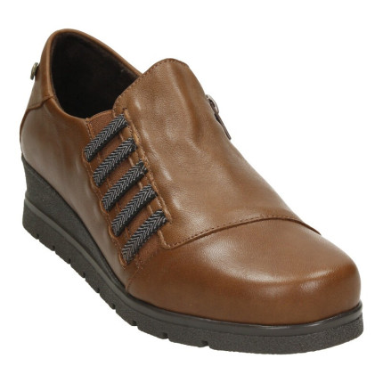Zapatos de piel para mujer tipo mocasín con cuña y adorno de elásticos laterales en color marrón