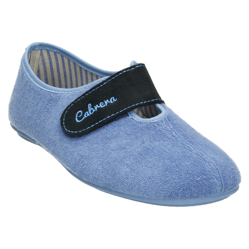 Zapatillas de casa de primavera cerradas con una tira de velcro y material en toalla azul