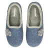 Zapatillas de casa cerradas fabricadas en lana con adorno de flor en color azul