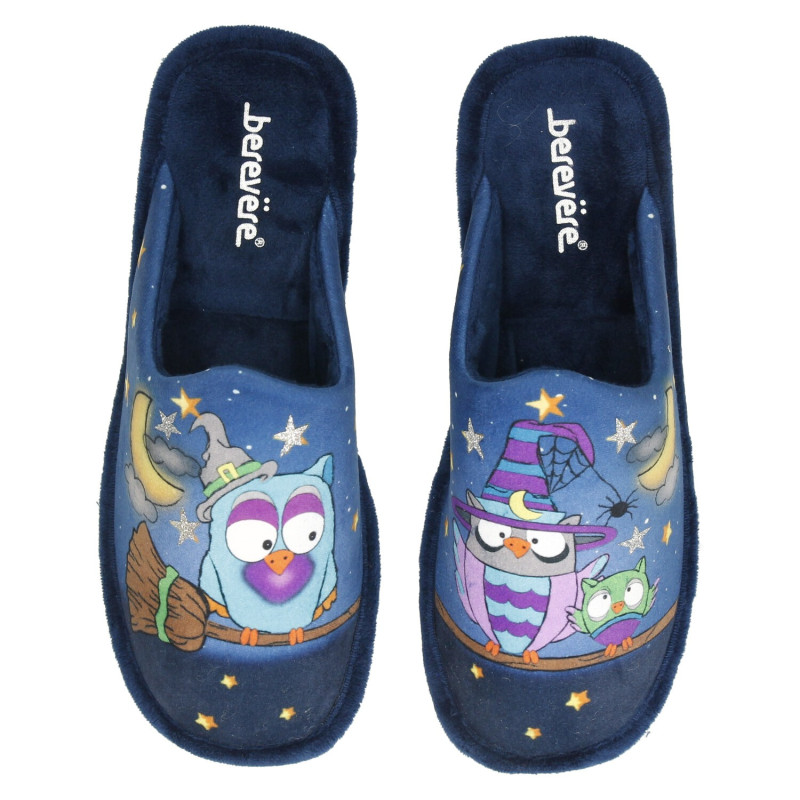 Zapatillas para casa con un búho y una bruja estampado en el empeine