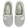 Zapatillas cerradas para casa en paño gris con un corazón