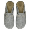 Zapatillas de casa para hombre en paño de color gris claro con hebilla lateral y plantilla superalhomadillada
