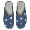 Zapatillas de casa con cuña, en paño azul con plantilla muy mullida y flores bordadas
