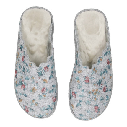 Zapatillas de casa con estampado de florecitas sobre paño azul grisaceo, plantilla almohadillada