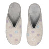 Zapatillas casa en paño beige con cuña de goma y bordado de flores