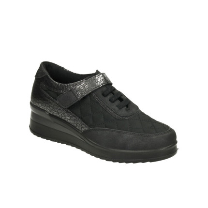 Zapatos tipo zapatilla con tira de velcro y un poco de cuña en color negro